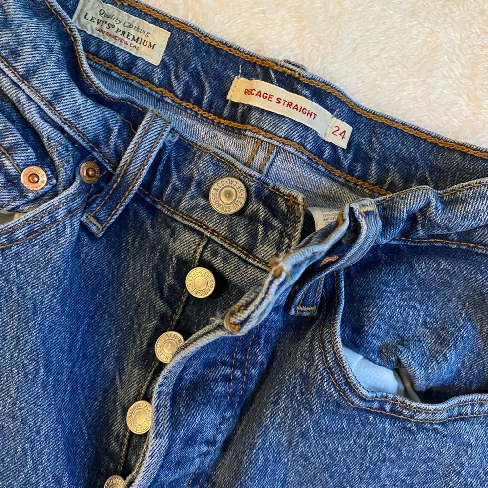 medium wash levi’s ribcage straight jeans